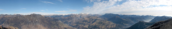 Panoramica dal Pizzo Grande  verso la media Val Brembana e oltre - foto Piero Gritti