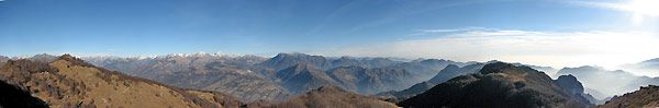 Panoramica verso Val Brembana, Alpi Orobie, Val Brembilla e oltre - foto Piero Gritti