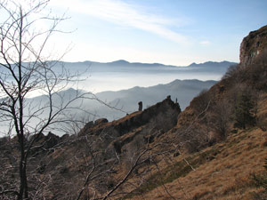 Pinnacoli di roccia in cresta verso Val Brembilla e Val Imagna 