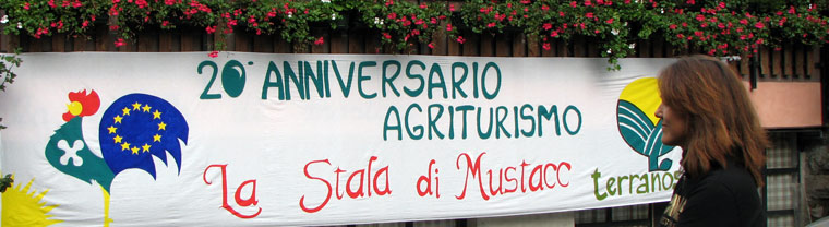 La Stala di Mustacc addobbata con un grande striscione  sulla facciata d'ingresso