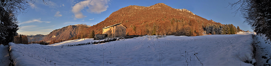 La radura delle Stalle Aral ammantata di neve nei colori dell'imminente tramonto