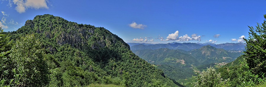 Vista dal Passo Barbata (1312 m) sul versante nord roccioso e boscoso del Suchello (1541 m)