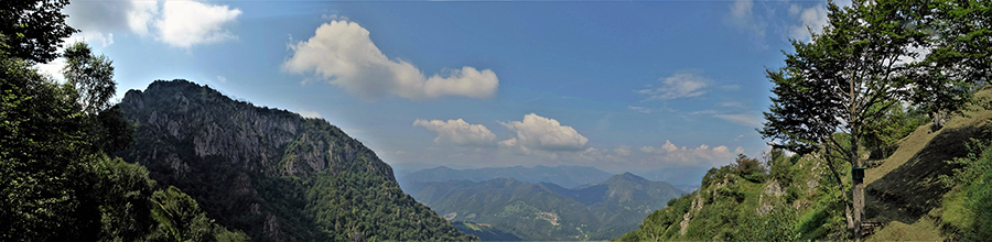 Vista dal Passo Barbata (1312 m) sul versante nord roccioso e boscoso del Suchello (1541 m)