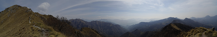 Salendo dall'anticima alla cima del Monte Suchello sul sent. 519 con vista verso la Val Vertova e la Valle Seriana