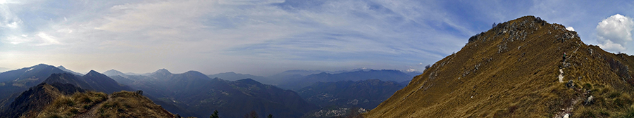 Salendo dall'anticima alla cima del Monte Suchello sul sent. 519 con vista verso la Val Serina
