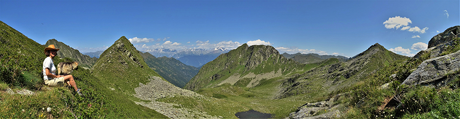 Dalla Bocchetta di Budria (2216 m) vista panoramica sulle Orobie Valtellinesi e le Alpi Retiche