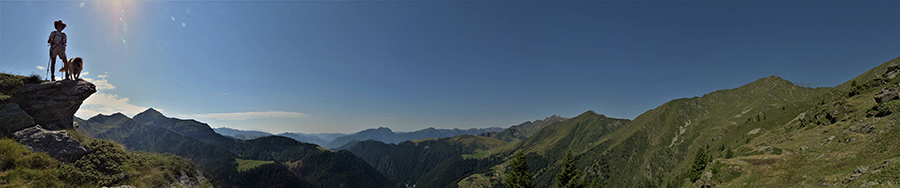 Ampia vista panoramica sulla valle e i suoi monti