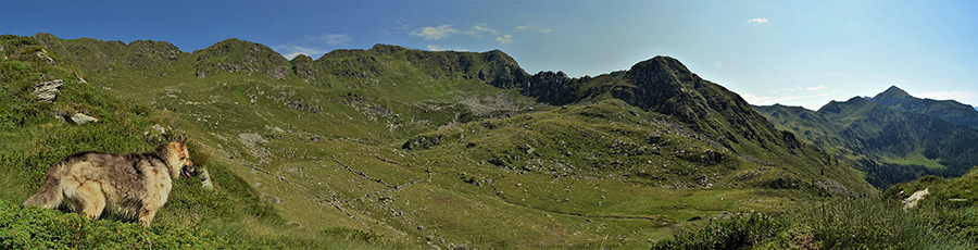 Ampia vista panoramica sulla conca glaciale dell'Alpe Zamboni-Balicco