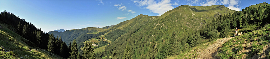 Dal sent. 124A vista panoramica sulla valle e i suoi monti