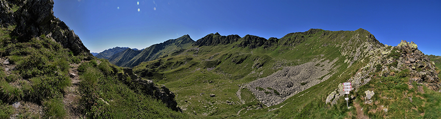 Dal sentierino di salita dalla Bocchetta di Piedivalle (2212 m) al Monte Azzaredo (2135 m) 