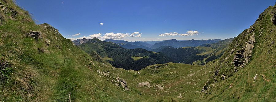 Dal canalino di salita alla Bocchetta di Budria vista panoramica 