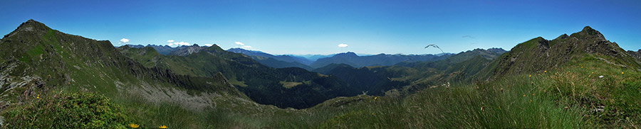 Panoramica sui monti della Valle di Budria con vista verso le Alpi Retiche