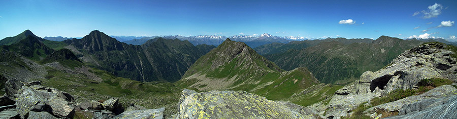 Panoramica dal Monte Tartano verso monti e Valle di Budria e Alpi Retiche