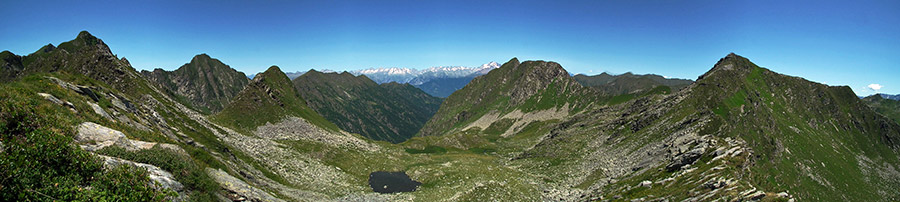 Panoramica sui monti della Valle di Budria con vista verso le Alpi Retiche