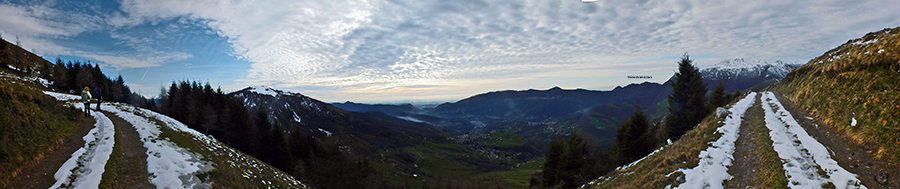 Dal sentiero 579 verso lo Zuc di Valbona vista sulla Valle Imagna