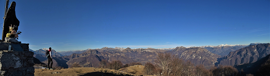 Dalla Madonnina dei Canti (1563 m) vista sulla Val Taleggio, i suoi monti ed oltre