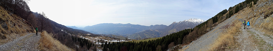 Salendo da Fuipiano allo Zuc di Valbona sul sent. 579, vista sulla Valle Imagna ed i suoi monti