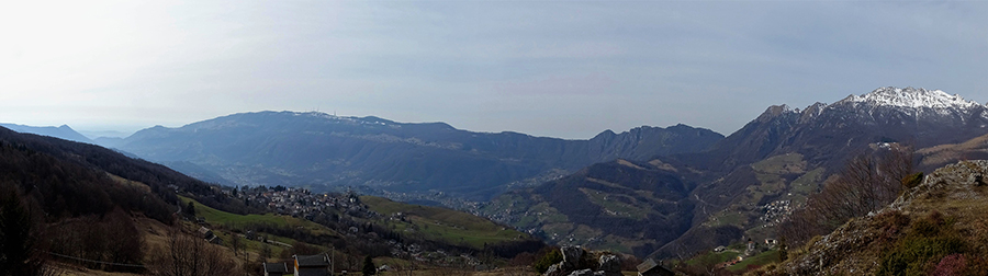 Salendo da Fuipiano allo Zuc di Valbona sul sent. 579, vista sulla Valle Imagna ed i suoi monti
