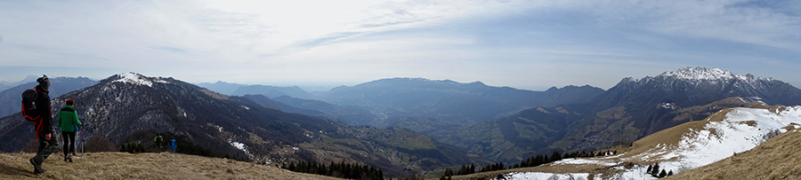 Panorama dallo Zuc di Valbona sulla Valle Imagna e i suoi monti
