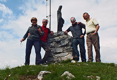 Dai ciliegi in fiore di PIAZZOLI (1183 m.) alla bella Madonnina dei CANTI (1563 m.) il 14 maggio 2013  - FOTOGALLERY