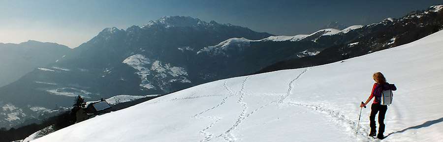 Scendendo dai Tre Faggi con lo spettacolo del Resegone in fronte