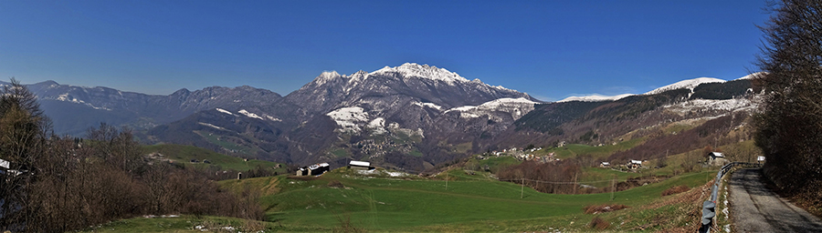 Dal punto di partenza dell'anello dei Tre Faggi bella vista con la neve d'aprile sui monti - 5 aprile 2022