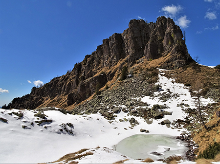  Anello Bivacco (2050 m)-Laghetto (2116 m) Tre Pizzi da Capovalle (1130 m)-10apr22- FOTOGALLERY