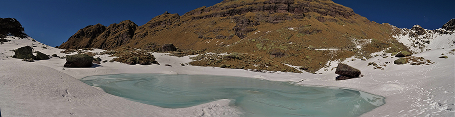 Laghetto di Pietra Quadra (2116 m) in lento disgelo