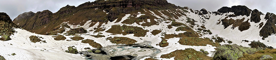Panorama sul Laghetto di Pietra Quadra (2100 m) in disgelo