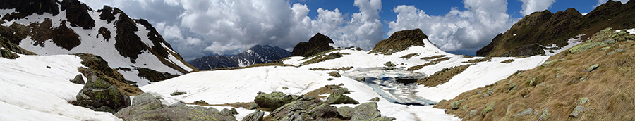 Panorama sul Laghetto di Pietra Quadra (2100 m) in disgelo