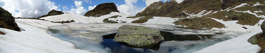 Panorama sul Laghetto di Pietra Quadra (2100 m) in disgelo