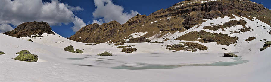 Laghetto di Pietra Quadra (2100 m) che accenna a disgelarsi