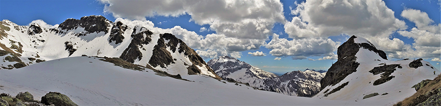 Vista panoramica dal Pietra Quadra alla cima nord dei Tre Pizzi ancora ben innevati