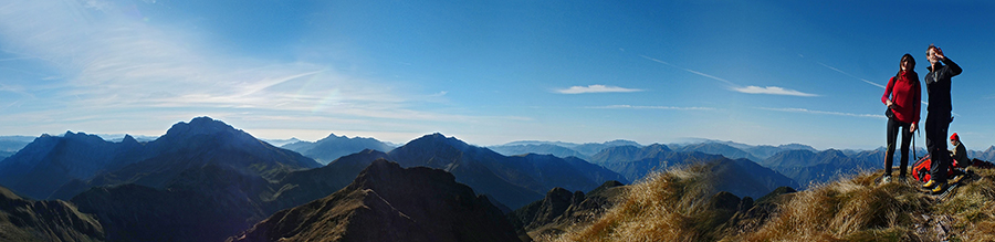 Dalla vetta del Pietra Quadra (2356 m) vista verso valli e pianura