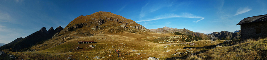 Dalla Baita di Monte Campo (1878 m) vista sul pianoro del Monte, sui Tre Pizzi e sul costone meridionale dello Spondone-Pietra Quadra