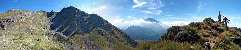 Dalla cima del più alto dei Tre Pizzi (2161 m.) vista verso est