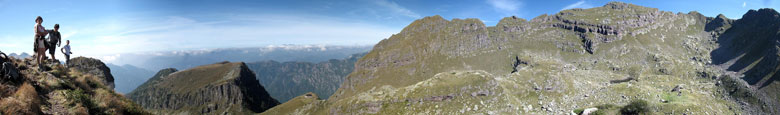 Dalla cima del più alto dei Tre Pizzi (2161 m.) vista verso ovest