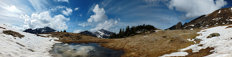 Panorama al Monte Campo imbiancato ancora di neve e di distese di crocus