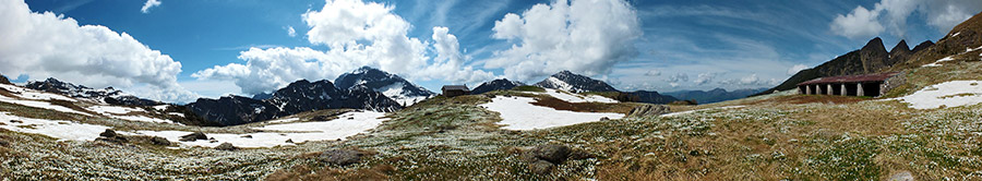 Panorama alla Baita di Monte Campo sul sentiero 271 per i Tre Pizzi e il laghetto di Pietra Quadra