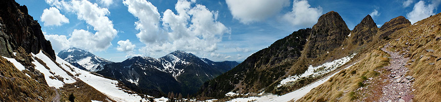 Sul sentiero 271 salendo ai Tre Pizzi- laghetto di Pietra Quadra