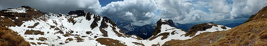 Panoramica sulla conca del laghetto di Pietra Quadra (2100 m.)