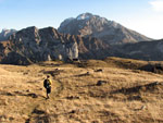 Baita Monte Campo con sulo sfondo il maestoso Arera