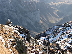 La Madonnina in alto su dirupi scoscesi