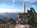 La Madonnina del Pietra Quadra con sullo sfondo il Pizzo Arera