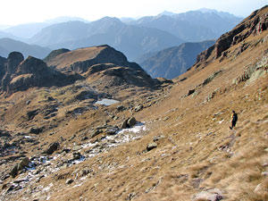 Vista dal Pietra Quadra sul laghetto e oltre