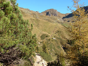 Il sentiero per il Passo di Mezzeno-Laghi Gemelli da quello per i Tre Pizzi