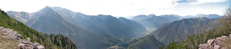 Dal Roccolo del Corno vista verso la Valle Brembana e le sue montagne - foto Piero Gritti 23 ottobre 07