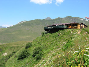 Il Rifugio Mirtillo in posizione dominante nella Val Carisole