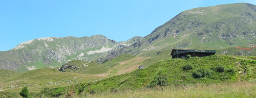 Panoramica verso il Rifugio Mirtillo con sullo sfondo i monti Chierico e Corno Stella