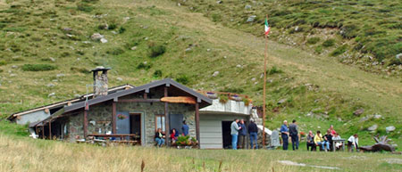 La Baita Siltro (1844 m.) del Gruppo Sportivo Alpini Ranica in una domenicad'agosto 2006